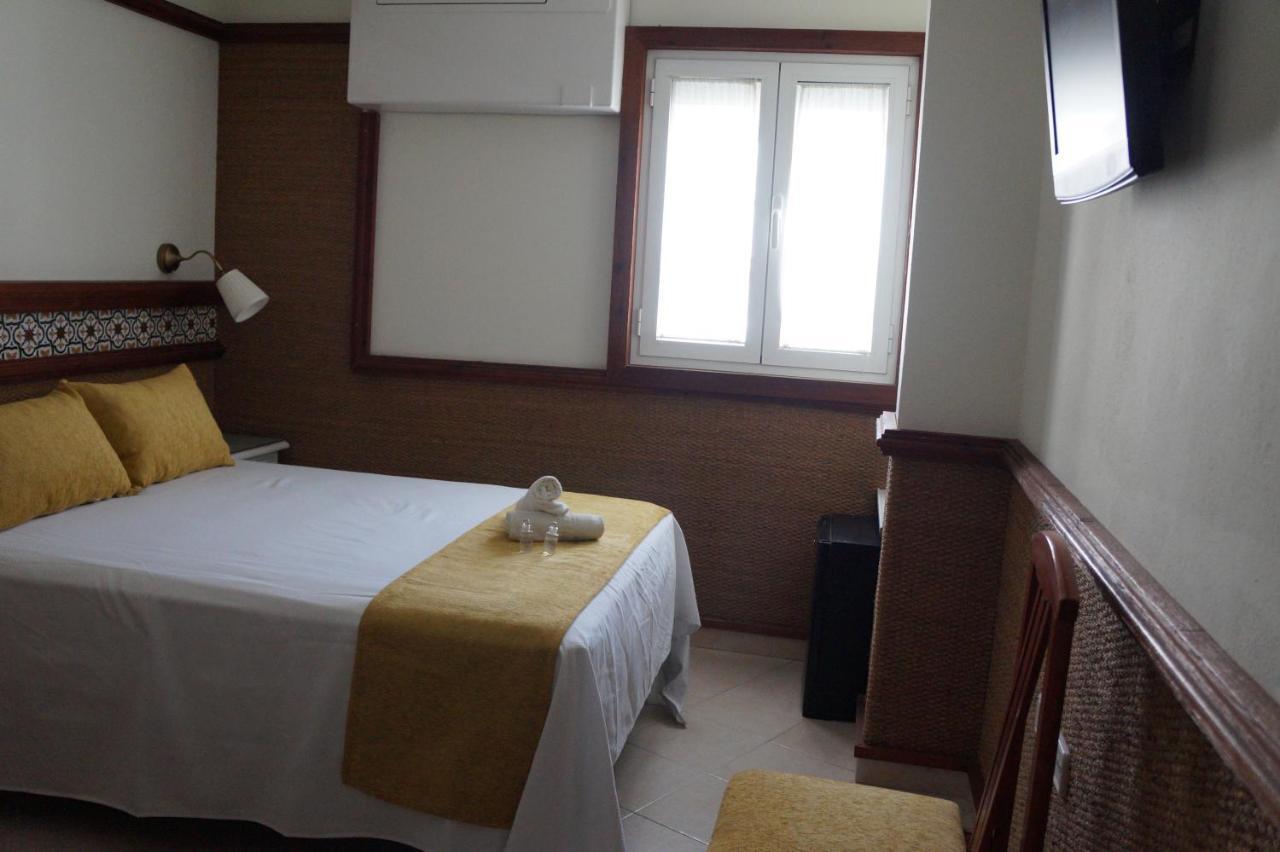 Hostal La Conilena Кониль-де-ла-Фронтера Экстерьер фото