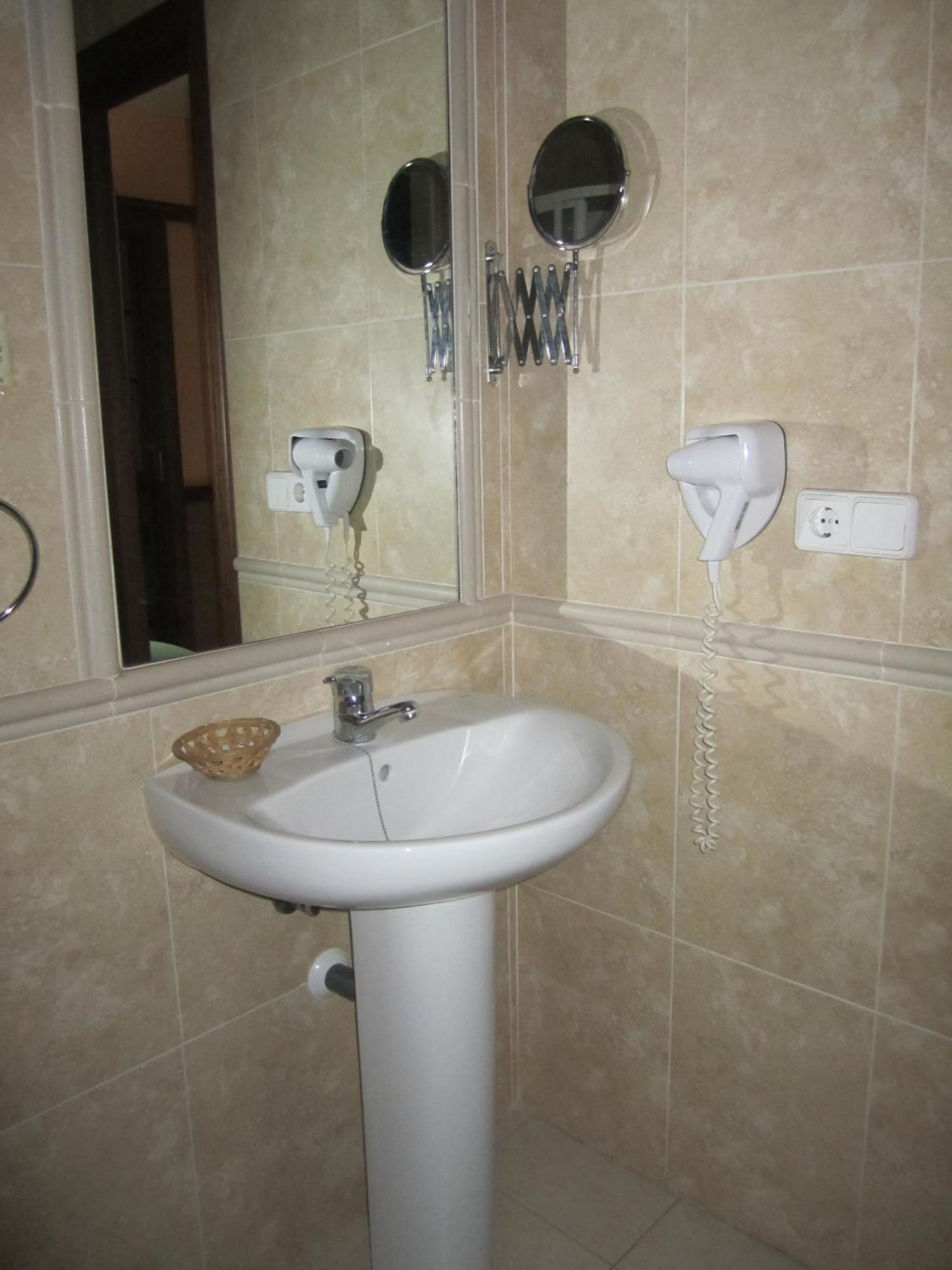 Hostal La Conilena Кониль-де-ла-Фронтера Экстерьер фото